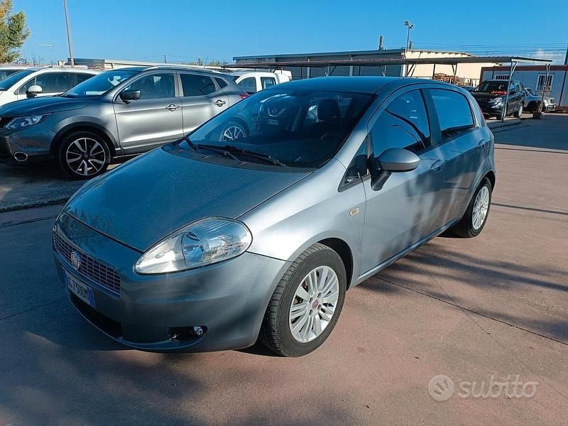 Grigio Usata 2008 Fiat Grande Punto Emotion Due volumi | 2850 € (Buon prezzo) - Immagine 1/4