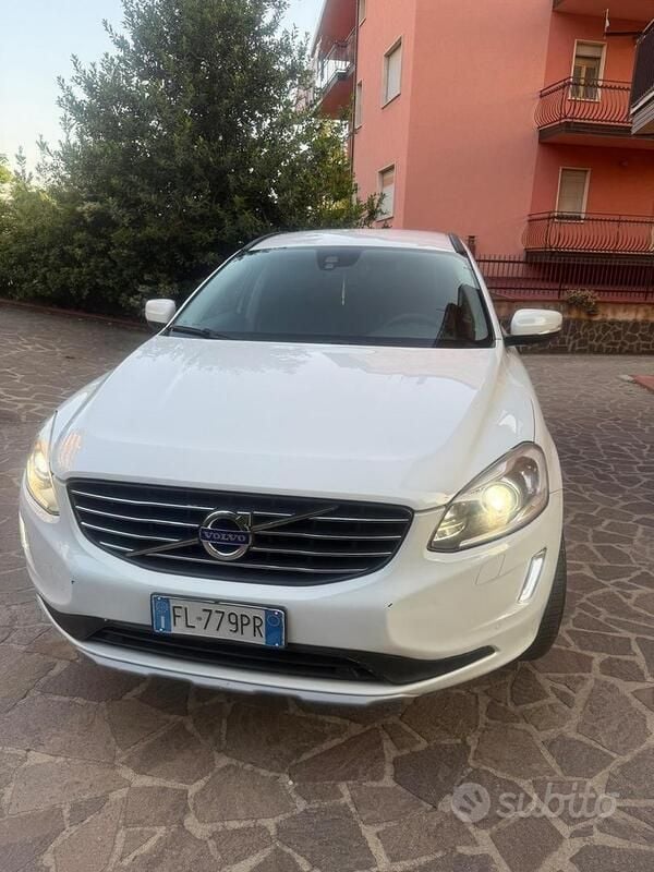 Bianco Usata 2017 Volvo XC60 SUV | 15.000 € (Buon prezzo) - Immagine 1/4