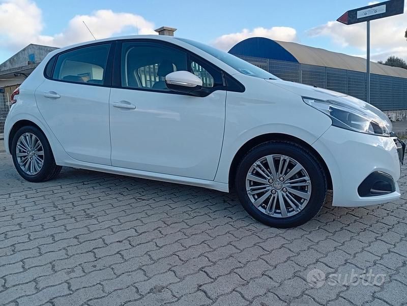 Usata Peugeot 208 Active 110 CV (80 kW) 2016 Bianco Utilitaria