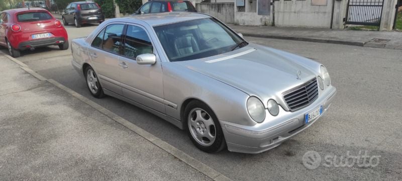 Usata 2000 Mercedes E220 Avantgarde Tre volumi | 1950 € - Immagine 1/4