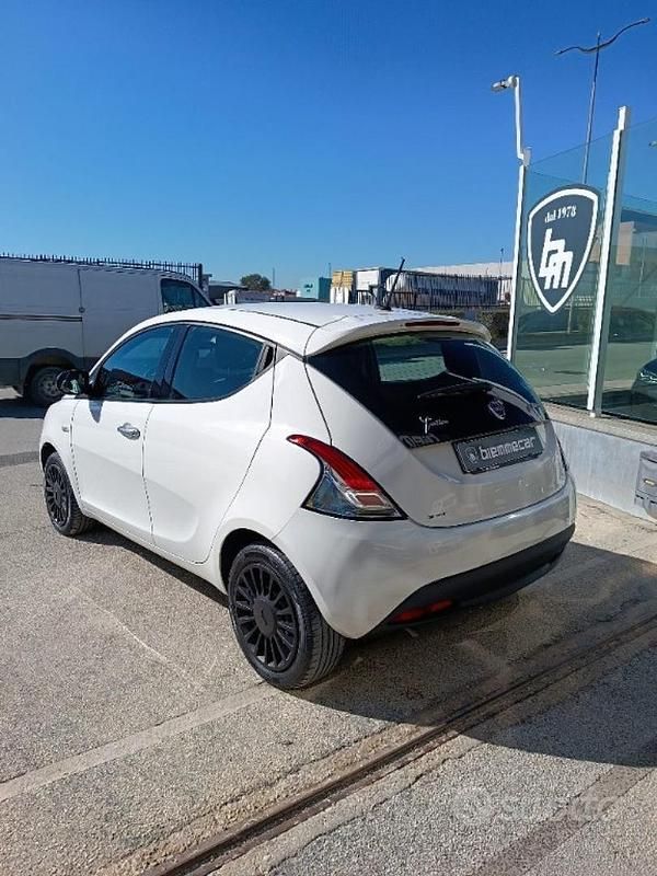 Usata Lancia Ypsilon Gold 69 CV (50 kW) 2022 Bianco Utilitaria