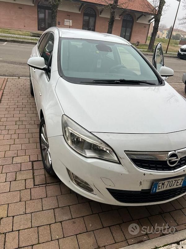 Usata Opel Astra Cosmo 110 CV (80 kW) 2012 Bianco Station wagon