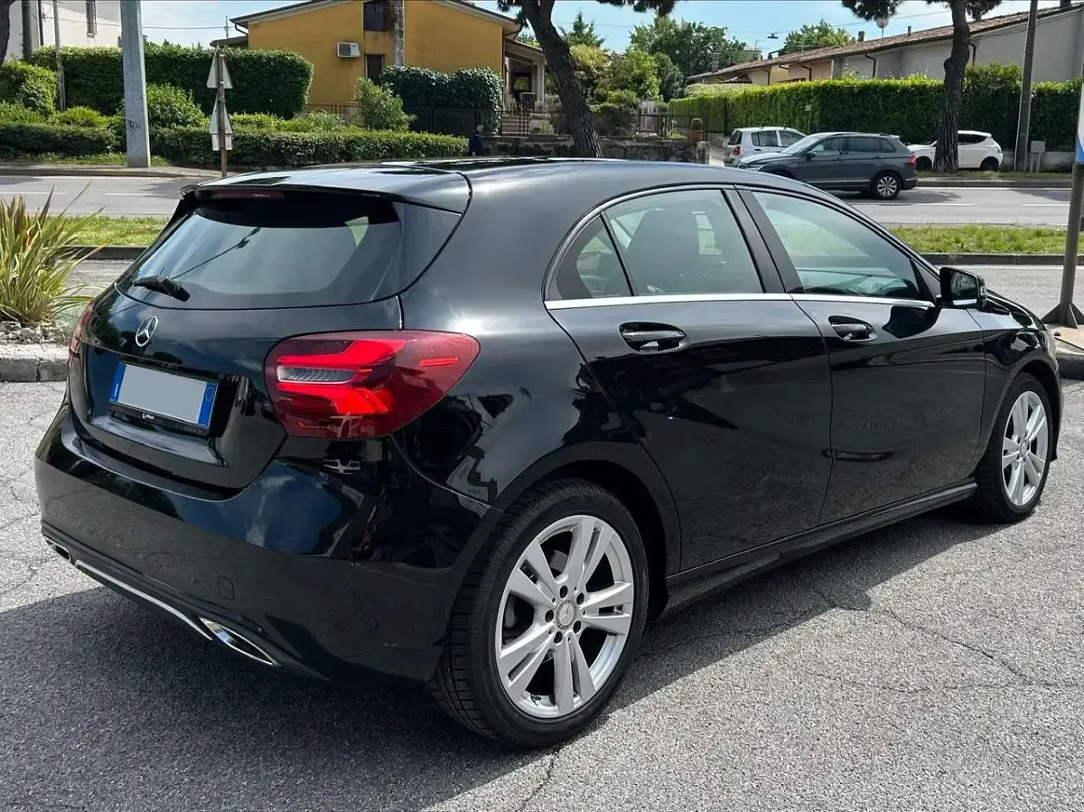 Usata Mercedes A180 109 CV (80 kW) 2017 Nero Utilitaria