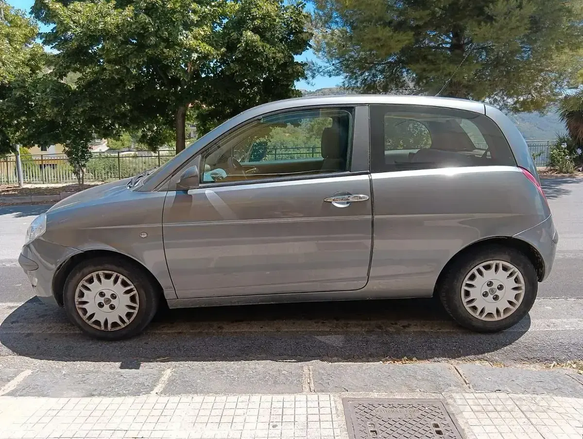 Usata Lancia Ypsilon 80 CV (58 kW) 2004 Grigio Utilitaria