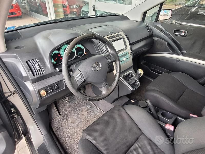 Usata Toyota Corolla Verso 136 CV (100 kW) 2005 Grigio Monovolume