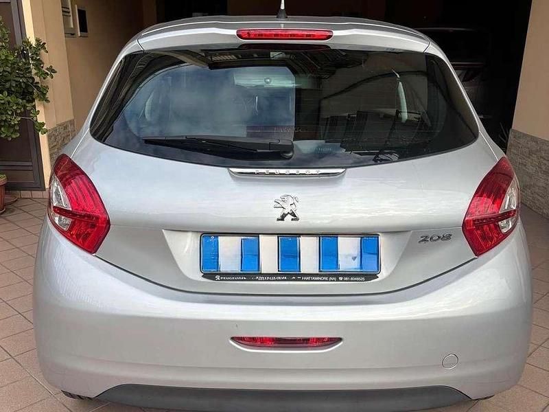 Argento Usata 2015 Peugeot 208 Due volumi | 7200 € (Buon prezzo) - Immagine 1/4