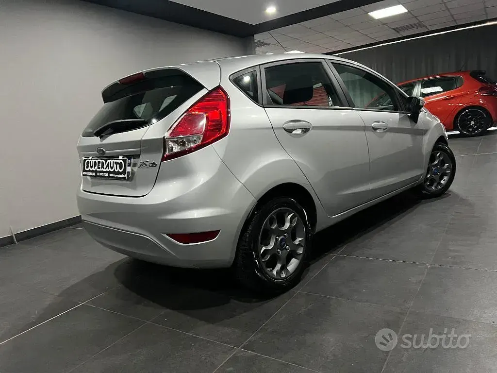 Usata Ford Fiesta 75 CV (55 kW) 2017 Grigio Utilitaria