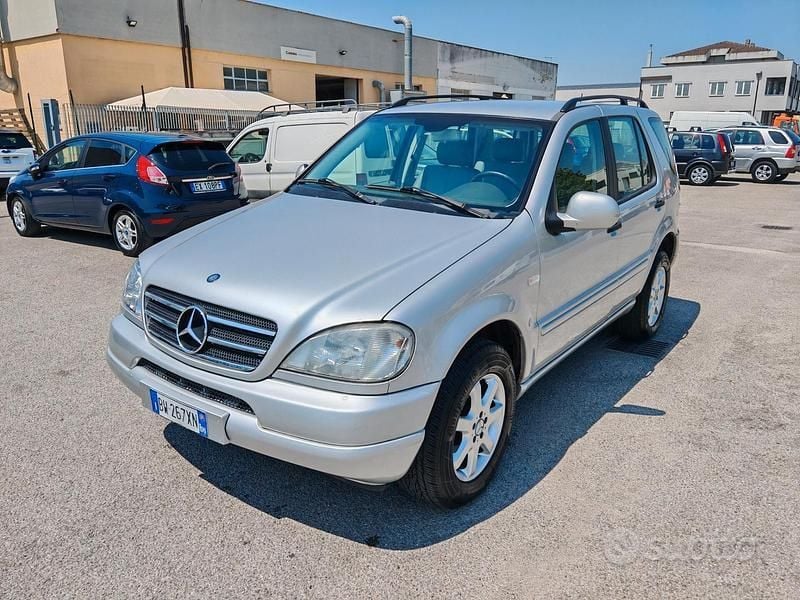 Usata Mercedes ML270 163 CV (119 kW) 2001 Grigio SUV
