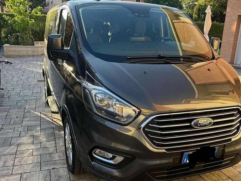 Begagnad Ford Tourneo Custom 185 HK (136 kW) 2019 Grå Van
