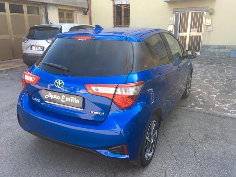 Usata Toyota Yaris Hybrid Style 73 CV (53 kW) 2019 Blu Berlina