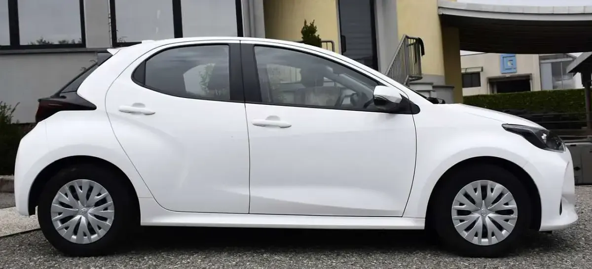 Usata Toyota Yaris Hybrid Active 92 CV (67 kW) 2023 Bianco Berlina