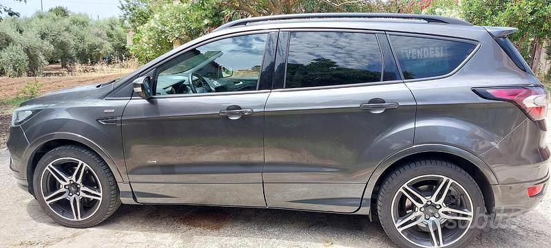 Usata Ford Kuga ST-Line 180 CV (132 kW) 2017 Grigio SUV