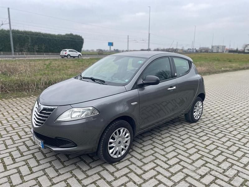 Usata Lancia Ypsilon Gold 85 CV (62 kW) 2014 Grigio Utilitaria