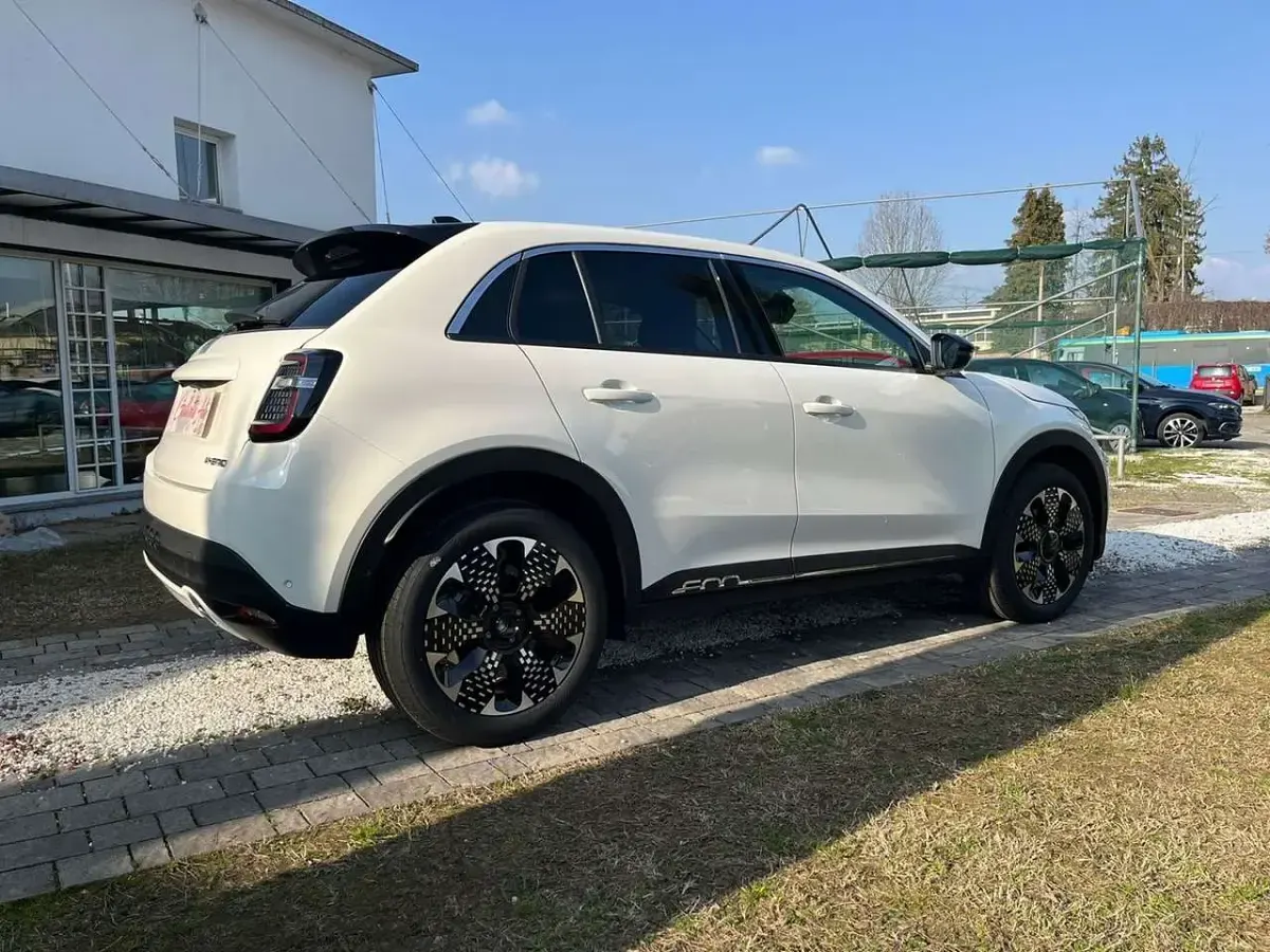 Nuova Fiat 600 La Prima 110 CV (80 kW) 2025 268bianco gelato pastello SUV