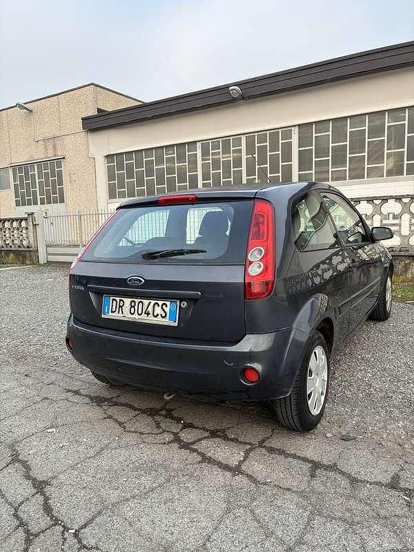 Usata Ford Fiesta Titanium 75 CV (55 kW) 2008 Grigio Utilitaria