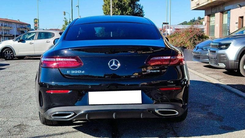 Usata Mercedes E300 Premium Plus 265 CV (194 kW) 2023 Nero ossidiana Coupé