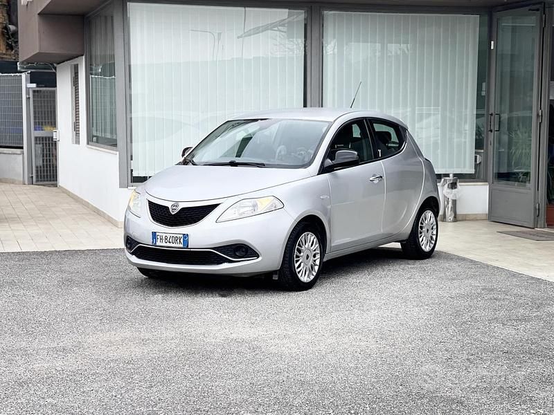 Usata Lancia Ypsilon 69 CV (50 kW) 2017 Grigio Utilitaria