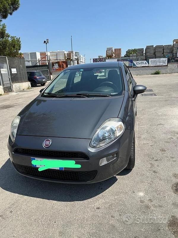 Grigio Usata 2017 Fiat Punto Due volumi | 7500 € (Buon prezzo) - Immagine 1/4