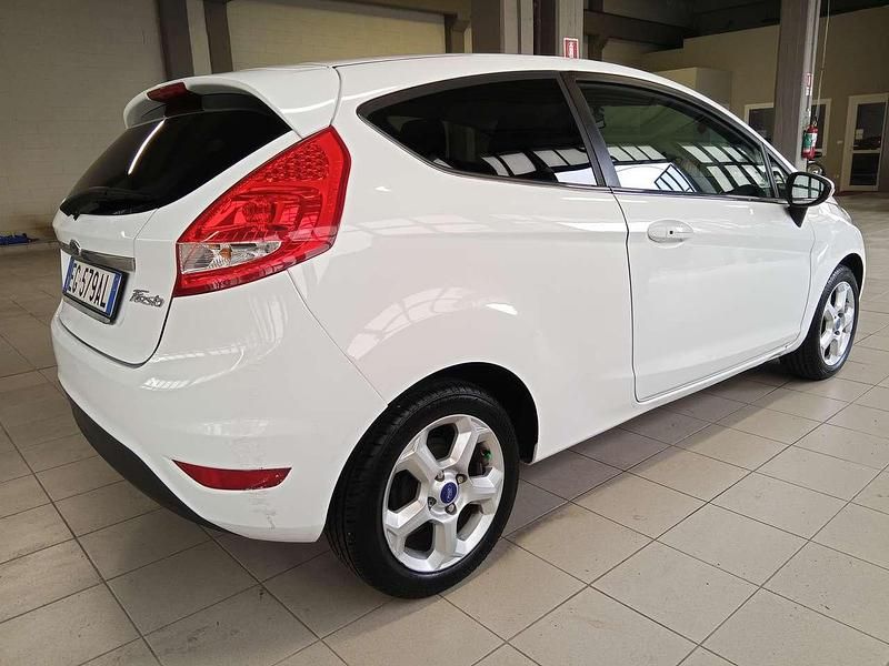 Usata Ford Fiesta Titanium 82 CV (60 kW) 2010 Bianco Utilitaria