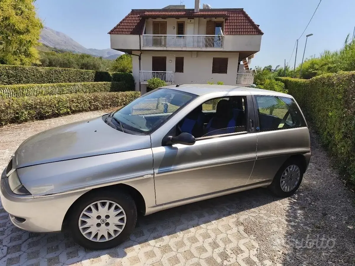 Usata Lancia Ypsilon 60 CV (44 kW) 2001 Grigio Utilitaria