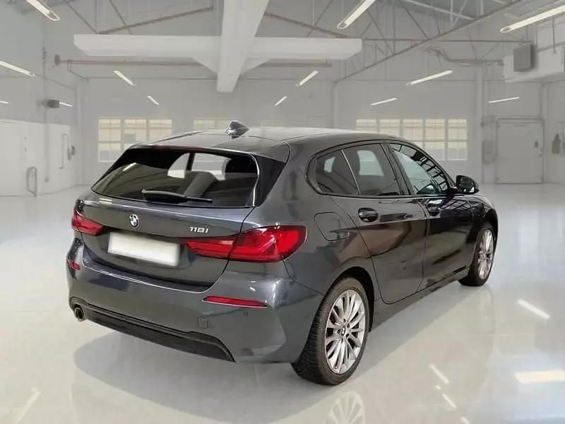 Usado BMW 118 Sport Line 136 HP (100 kW) 2021 Cinzento Citadino