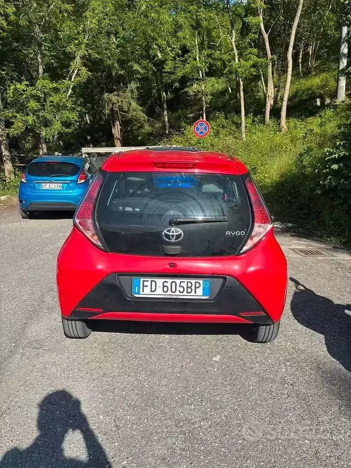 Usata Toyota Aygo 69 CV (50 kW) 2015 Rosso Utilitaria