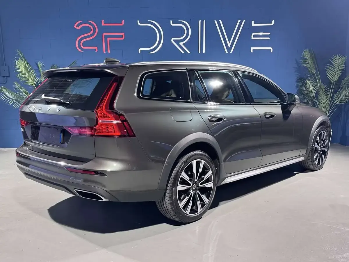 Usata Volvo V60 CC Business Edition 197 CV (144 kW) 2021 Grigio Station wagon
