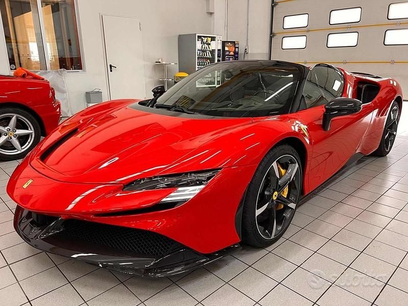 Usata Ferrari SF90 780 CV (573 kW) 2024 Rosso corsa Cabrio