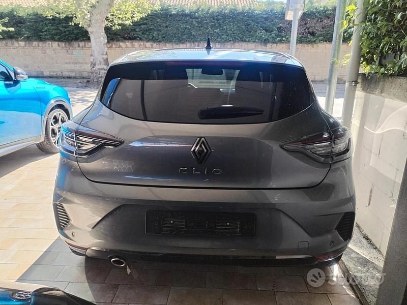 Usado Renault Clio V Techno 91 CV (66 kW) 2025 Plateado Berlina