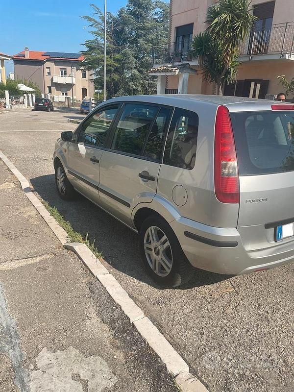 Usata Ford Fusion Collection 68 CV (50 kW) 2004 Argento Berlina