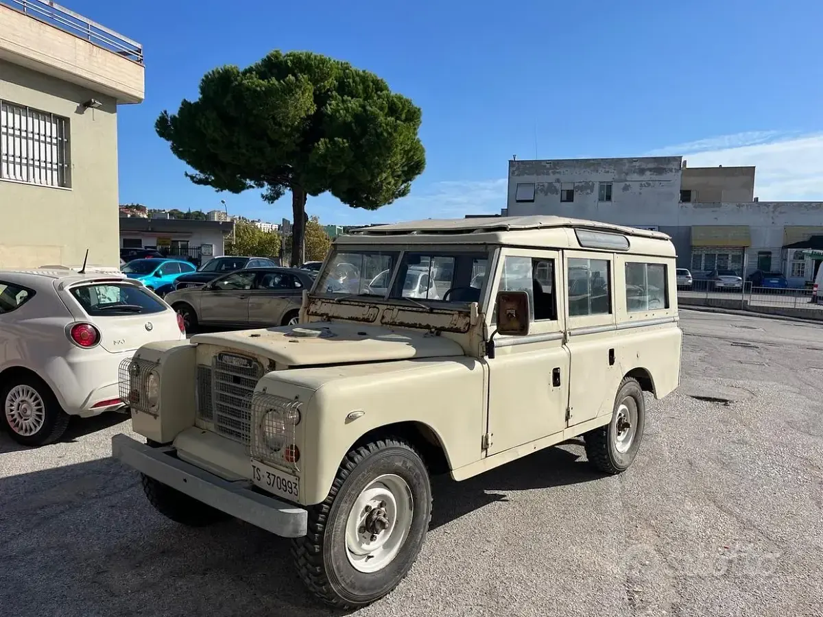 Usata Land Rover Defender 68 CV (50 kW) 1983 SUV