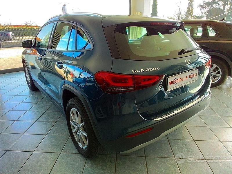 Usata Mercedes GLA200 Business 150 CV (110 kW) 2022 Blu/azzurro SUV
