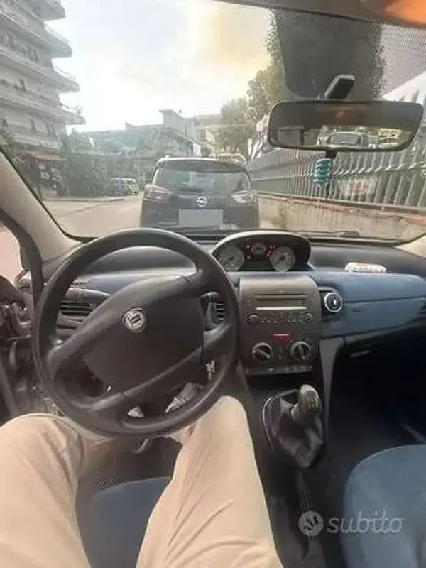 Usata Lancia Ypsilon 60 CV (44 kW) 2005 Argento Utilitaria