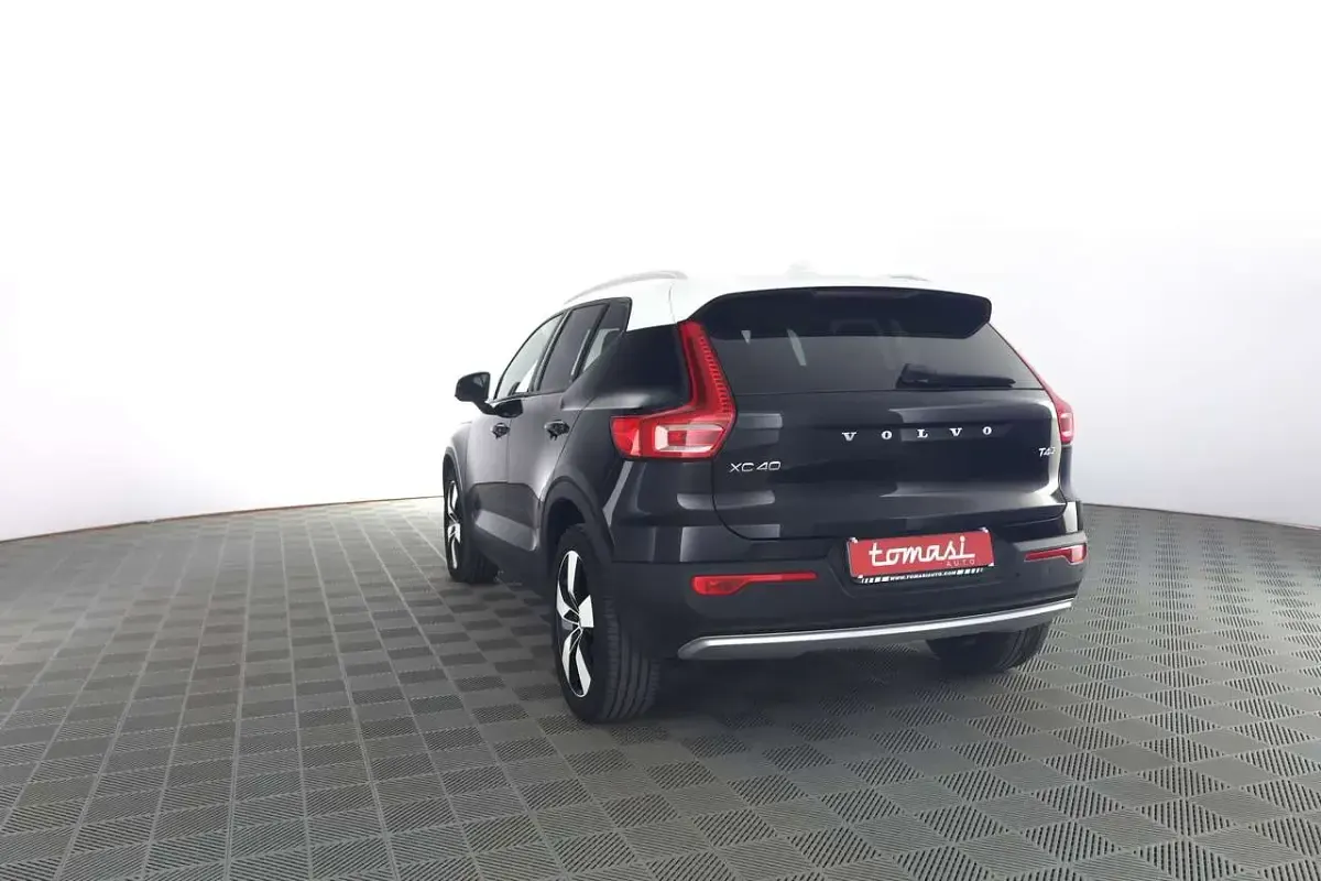 Usata Volvo XC40 Momentum 190 CV (139 kW) 2019 Black solid SUV