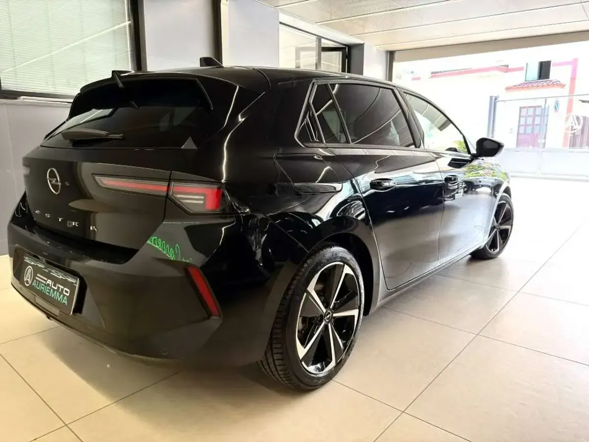 Usata Opel Astra Elegance 131 CV (96 kW) 2024 Nero Utilitaria