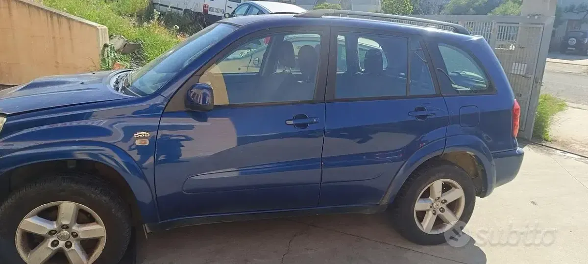 Usata Toyota RAV4 116 CV (85 kW) 2004 Blu SUV