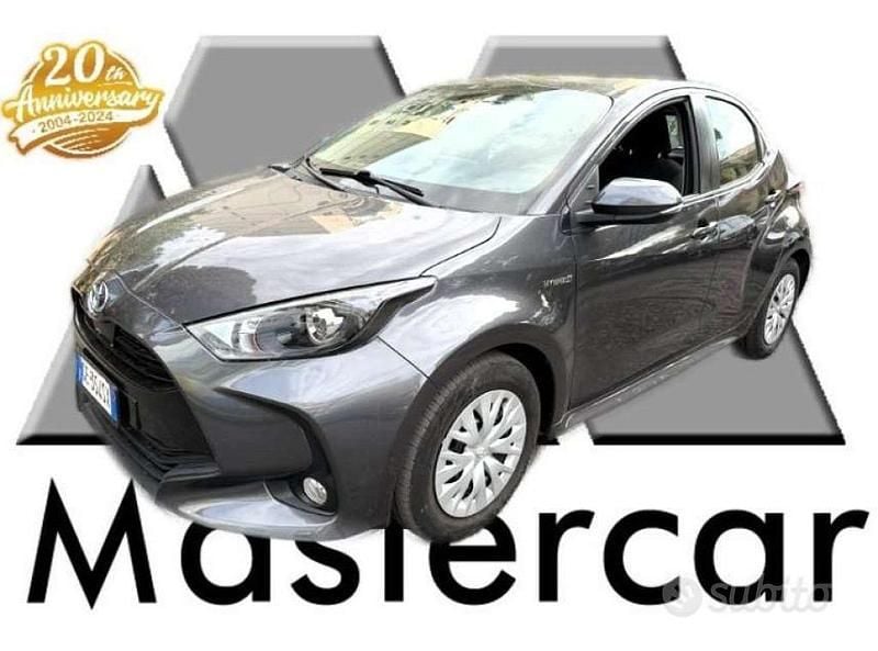 Grigio Usata 2021 Toyota Yaris Hybrid Active Tre volumi | 15.900 € (Ottimo prezzo) - Immagine 1/4