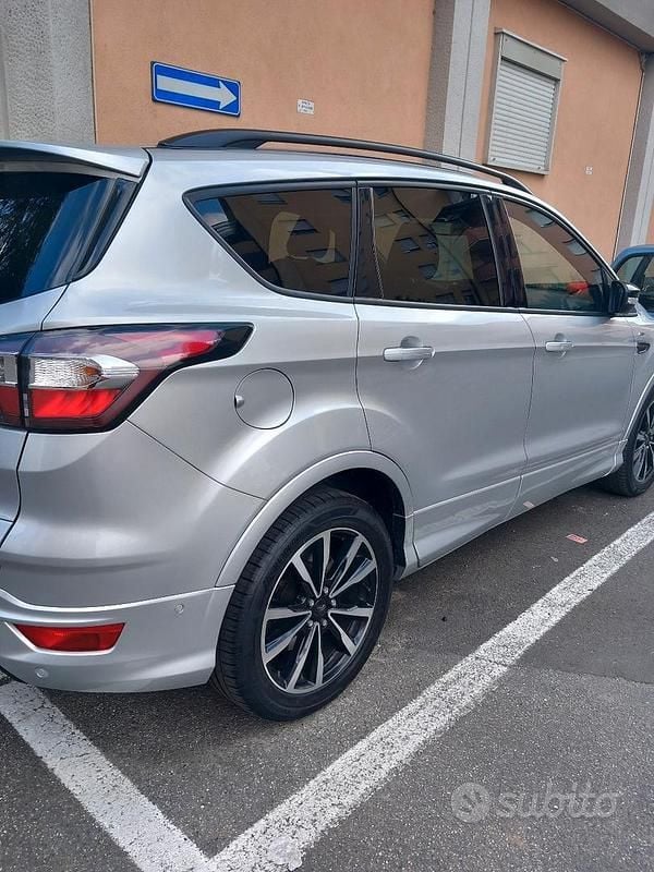 Usata Ford Kuga 150 CV (110 kW) 2017 Grigio SUV