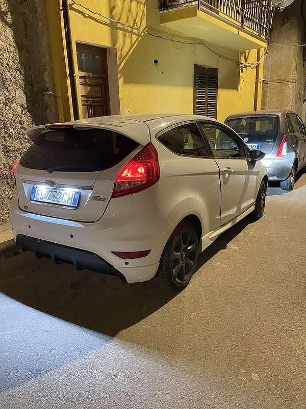 Usata Ford Fiesta Individual 95 CV (69 kW) 2011 Berlina