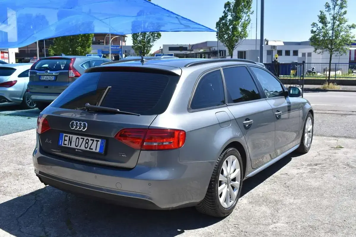 Usado Audi A4 Ambiente 177 CV (130 kW) 2012 Gris Familiar
