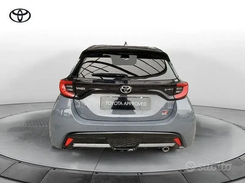 Usata Toyota Yaris Hybrid Sport 131 CV (96 kW) 2025 Grigio Berlina