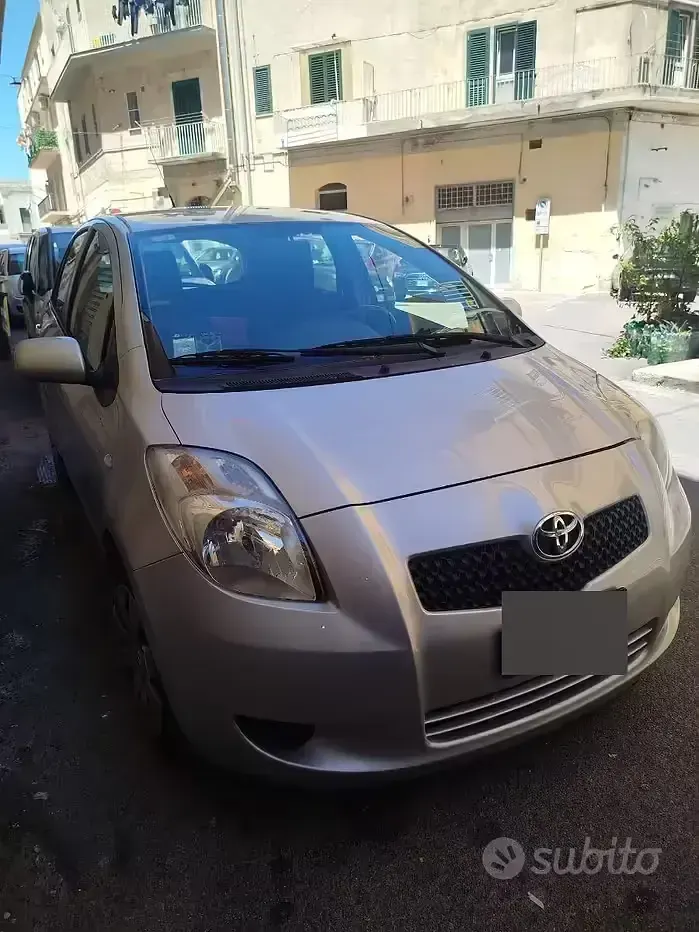 Usata Toyota Yaris 69 CV (50 kW) 2007 Grigio Utilitaria