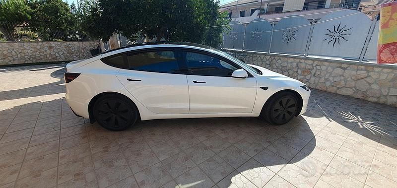 Bianco Usata 2024 Tesla Model 3 RWD Tre volumi | 32.000 € (Buon prezzo) - Immagine 1/4