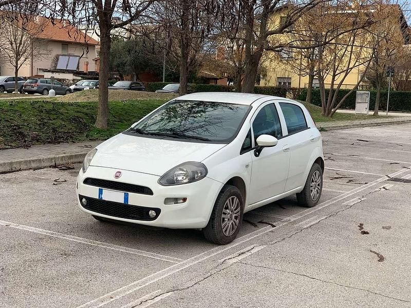 Usata Fiat Punto Lounge 77 CV (56 kW) 2016 Utilitaria