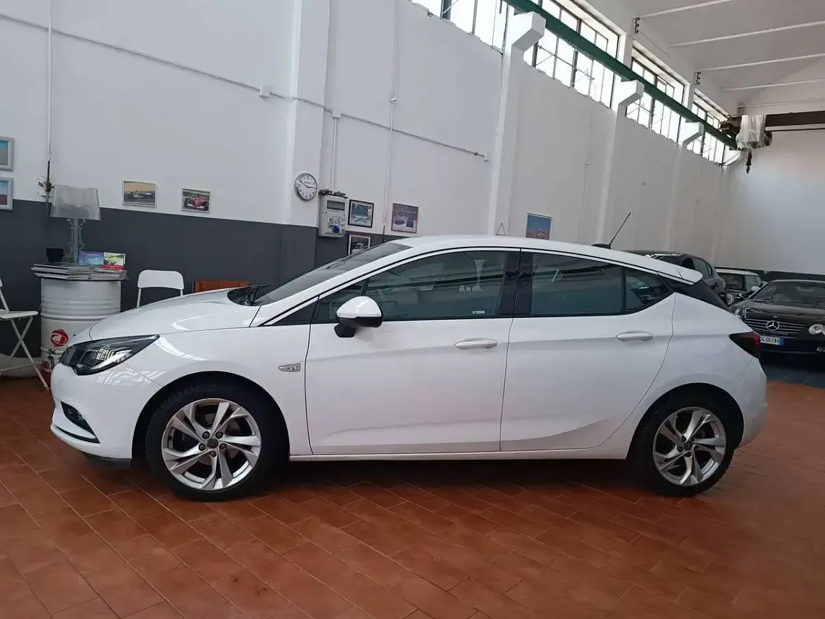 Usata Opel Astra Dynamic 110 CV (80 kW) 2018 Summit white Berlina