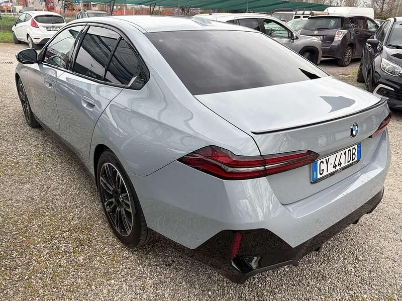 Usata BMW 520 M Sport 197 CV (144 kW) 2025 Brooklyn grey metallic Berlina