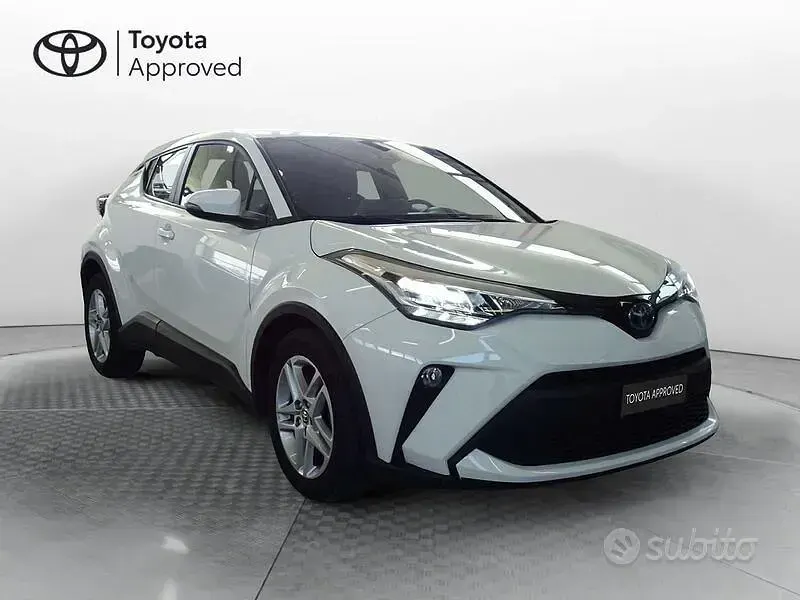 Usata Toyota C-HR Active 122 CV (89 kW) 2023 Bianco SUV
