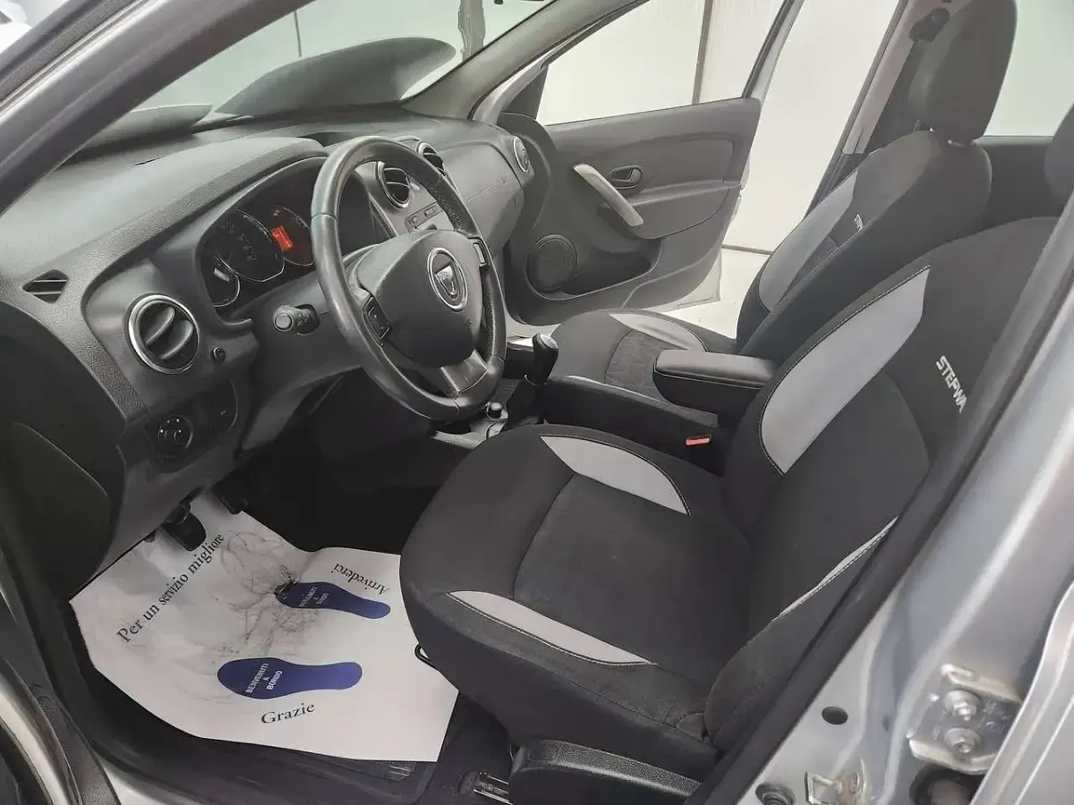 Usata Dacia Sandero Stepway 90 CV (66 kW) 2014 Argento Berlina