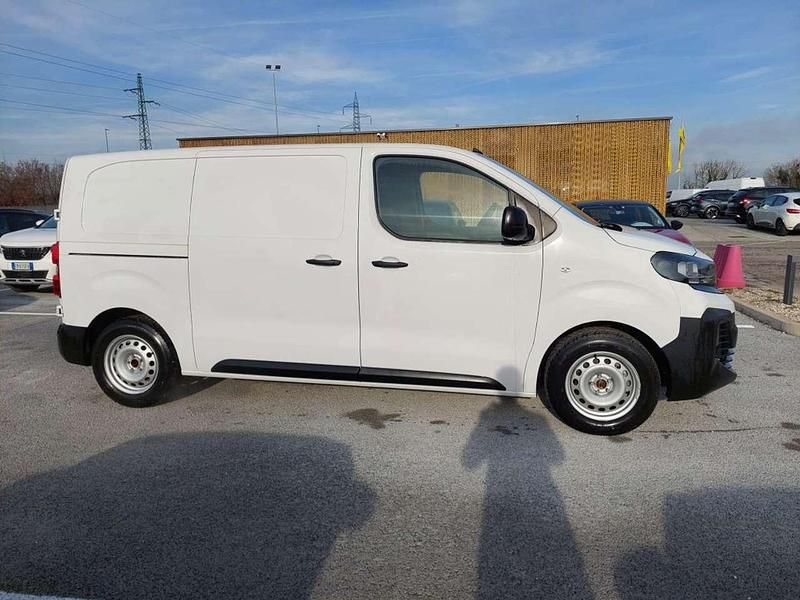 Usata Opel Vivaro-e Combi S 120 CV (88 kW) 2025 Kaolin white Monovolume