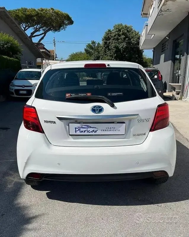 Begagnad Toyota Yaris Hybrid Active 2017 Vit Sedan